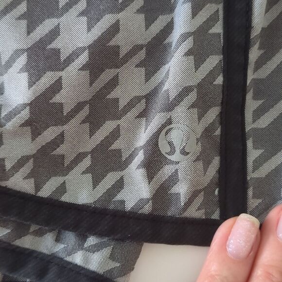 Lululemon Tracker Short II Giant Houndstooth 4” MR Sz 6 - Picture 6 of 10